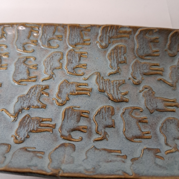 3 Ceramic Platters — Elephant Motif,  Brown Grey Glaze. - Picture 8 of 14